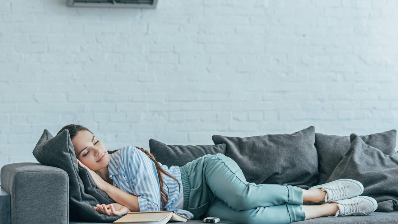 Ar-condicionado à noite exige cuidados simples. Saiba ajustar a temperatura e evitar problemas respiratórios e desconforto.