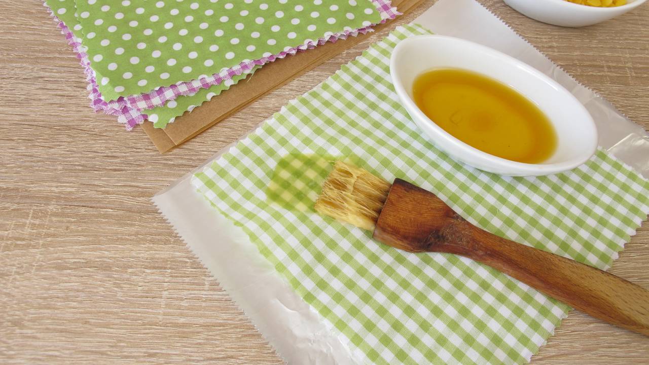 Envoltórios de cera de abelha ajudam a guardar frutas, pães e legumes de forma mais sustentável e econômica.