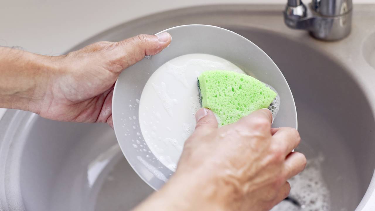 Muita gente ainda usa a esponja errada na cozinha e isso pode reduzir a vida útil das panelas e aumentar a sujeira escondida.