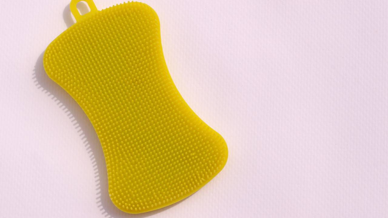 A esponja de silicone vem ganhando espaço por ser prática e higiênica. Entenda como usar e por que ela virou tendência.