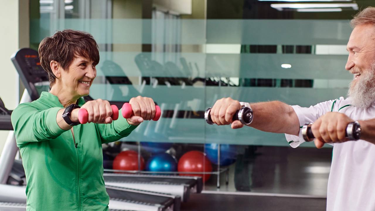 Idosos podem melhorar força, postura e autonomia com exercícios simples feitos em casa e sem cargas pesadas.