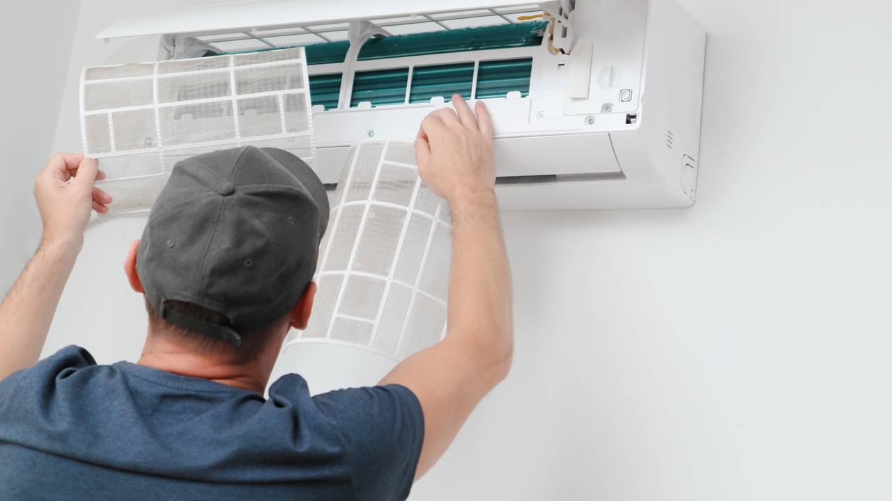 Limpar o filtro do ar condicionado melhora o ar e reduz o consumo. Saiba a frequência ideal e os cuidados para manter o aparelho eficiente.