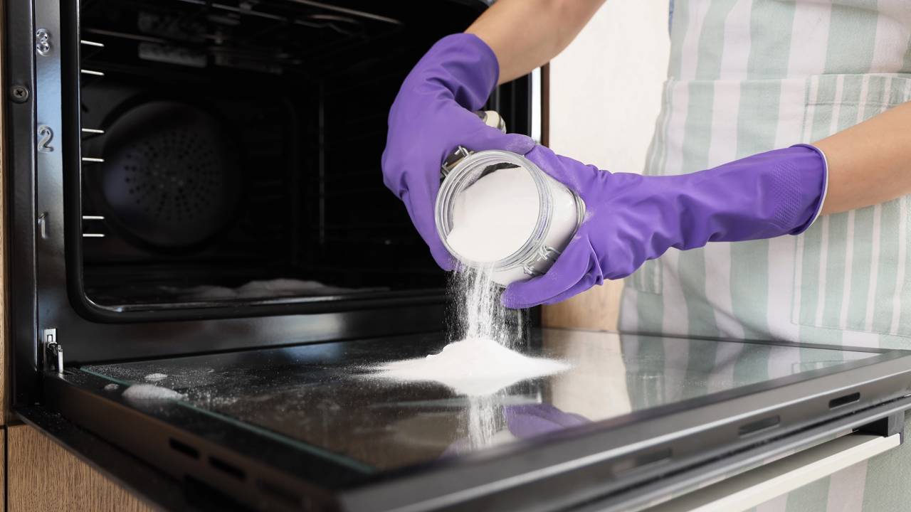 Limpezas frequentes evitam crostas difíceis no forno elétrico e ajudam a preservar o aparelho por mais tempo.