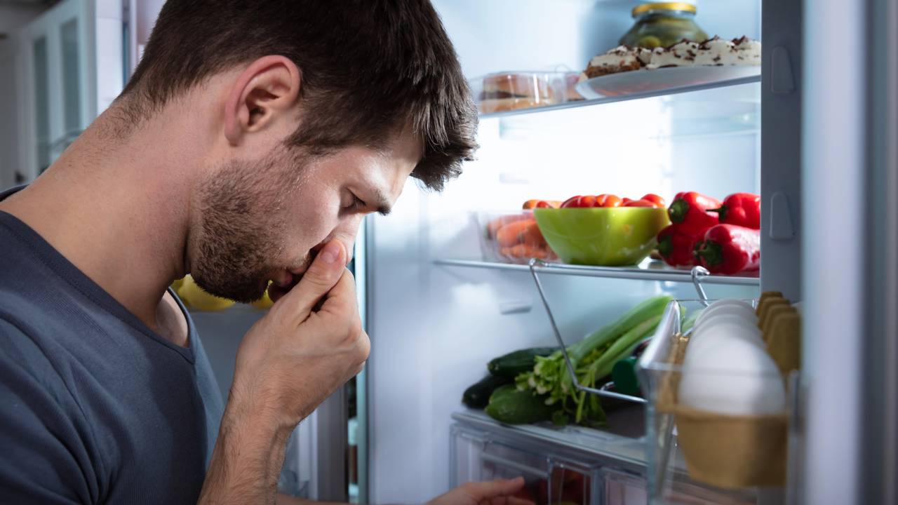Um método pouco usado está ajudando a eliminar cheiro da geladeira de vez. Saiba como manter o refrigerador limpo e sem odores desagradáveis.