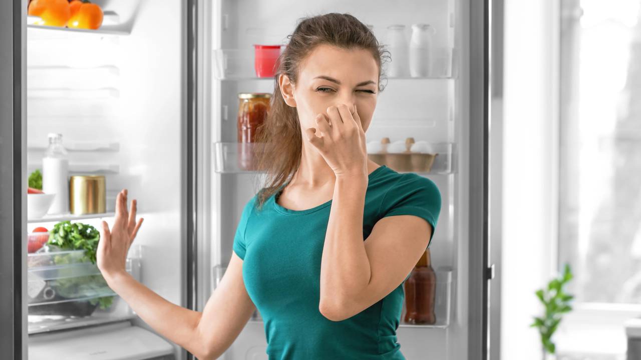 Especialistas explicam como o bicarbonato pode neutralizar odores da geladeira em menos de 24 horas.