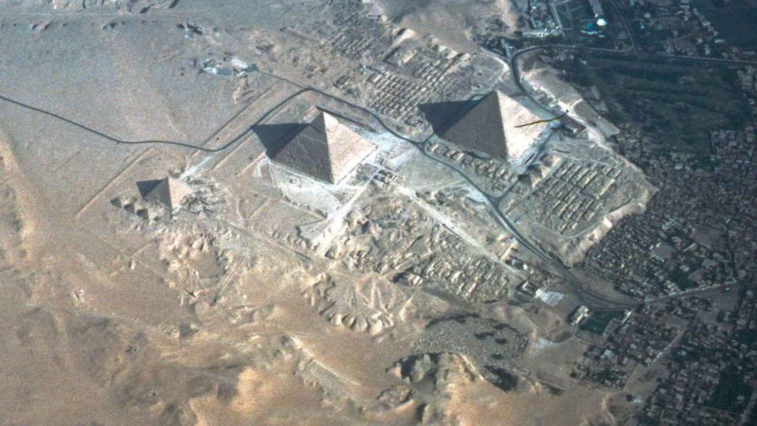 Uma imagem aérea do complexo pirâmide de Gizé, onde um estudo controverso de radar afirma que vastas formações subterrâneas podem existir sob o planalto desértico.