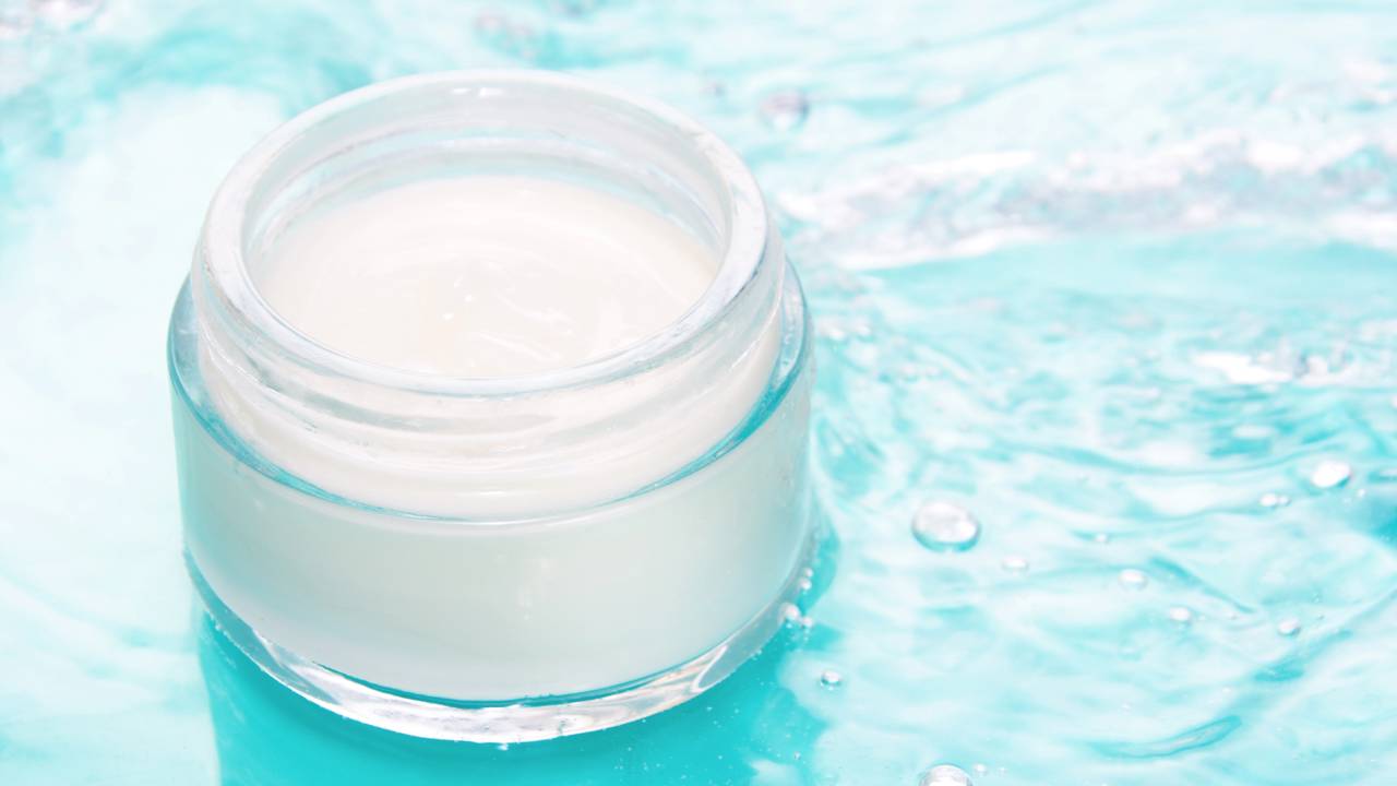 O local onde você guarda o hidratante facial pode influenciar textura conforto e desempenho na rotina de skincare.