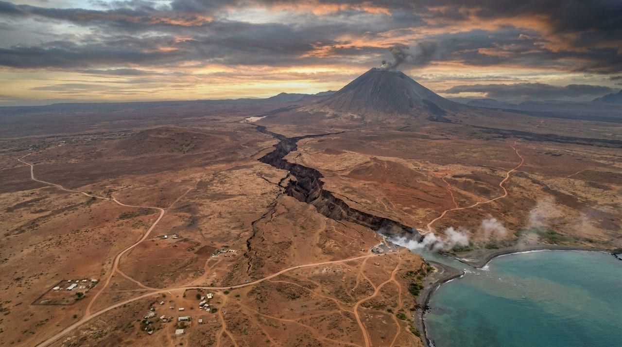 A dinâmica do manto terrestre promove o estiramento da crosta e a formação de um braço de mar entre as massas de terra.