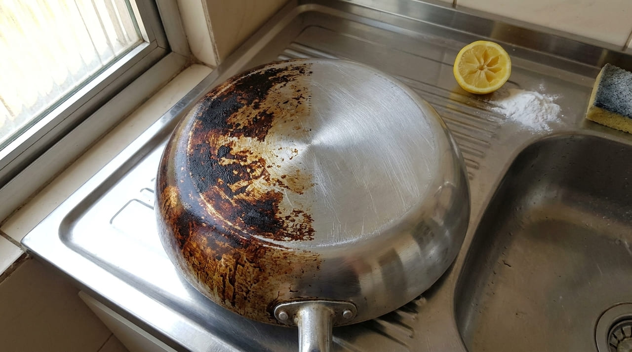 Ingredientes simples como o limão e o bicarbonato transformam a rotina exaustiva de limpeza em um processo rápido e eficiente.