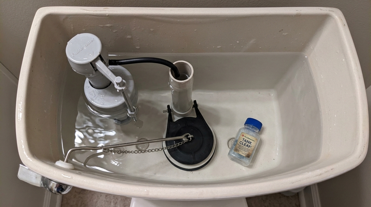 Por que os encanadores colocam uma garrafa no vaso sanitário? Uma dica genial