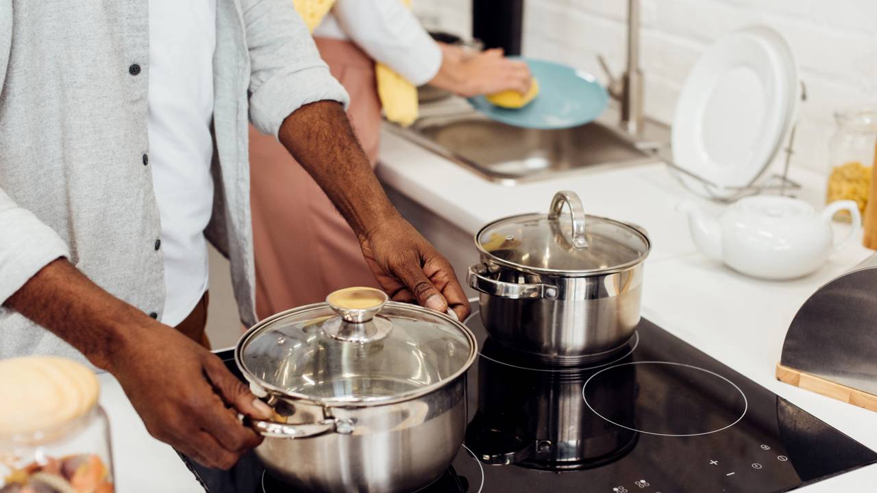Tirar manchas do alumínio não precisa de produto forte. Saiba como usar vinagre e bicarbonato de forma prática e eficiente.