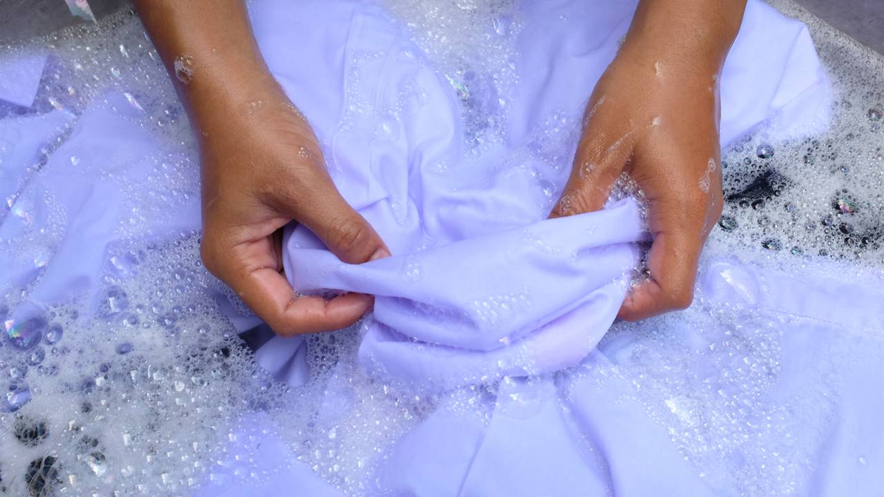 Esses hábitos simples evitam manchas, amarelado e aspecto de roupa velha no uniforme escolar. Entenda como manter o branco vivo.