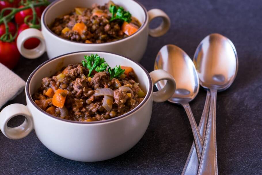 Lentilha com carne moída e legumes (Imagem: Angelika Heine | Shutterstock)