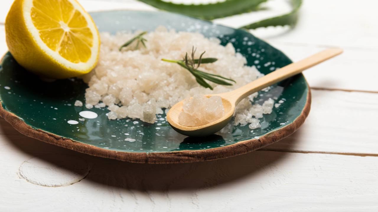 Limpar com limão e sal grosso pode ser mais eficaz do que parece. Saiba como aplicar e evitar danos em superfícies delicadas.