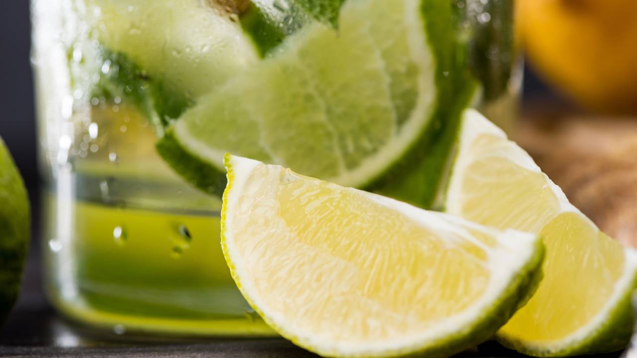O truque natural com fruta cortada está conquistando cozinhas por ajudar a espantar moscas sem produtos fortes.