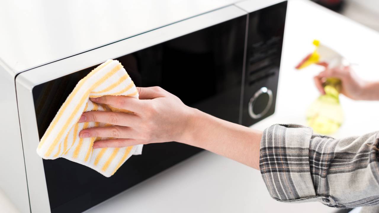 Quem sofre com micro-ondas engordurado está apostando nessa solução rápida e prática para facilitar a limpeza da cozinha.