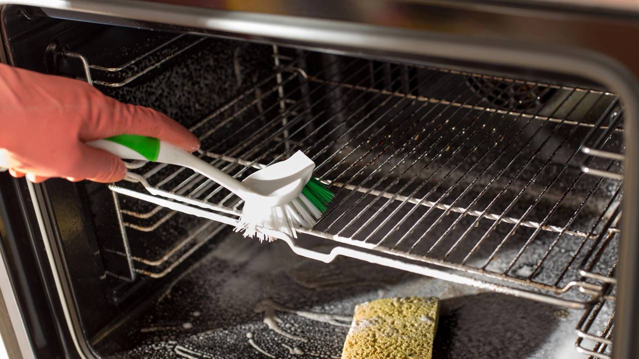 Limpe o forno sem produtos químicos agressivos: descubra como usar bicarbonato, vinagre e limão para desengordurar e eliminar maus odores.