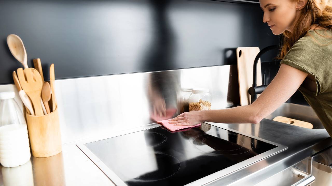 O jeito de limpar o fogão influencia no brilho, no cheiro da cozinha e até no desempenho das chamas.
