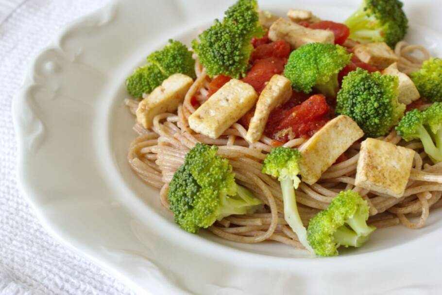 Espaguete integral com tofu e brócolis (Imagem: Ren Kul | Shutterstock)