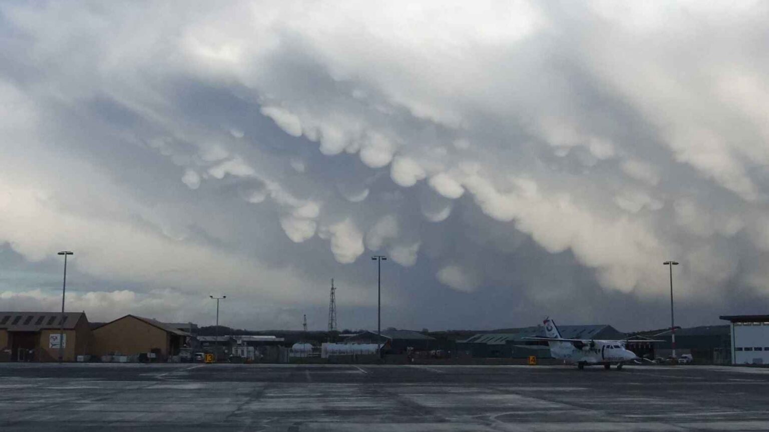 Nuvens de mamto dramáticas se espalharam pelo céu durante a temporada de tempestades de Al Sarayat, no Catar, um período ligado a fortes tempestades e mudanças nas correntes de ar.