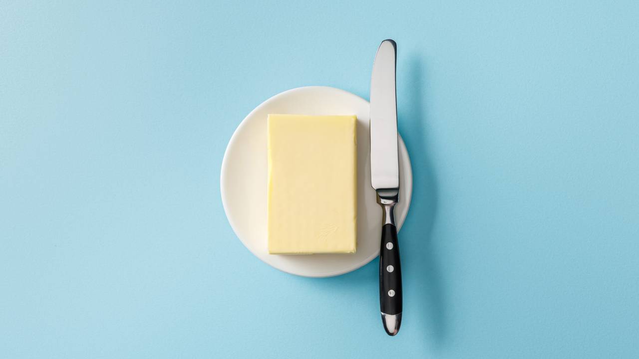 Uma técnica simples está conquistando espaço nas cozinhas por deixar a manteiga macia e pronta para usar em poucos minutos.