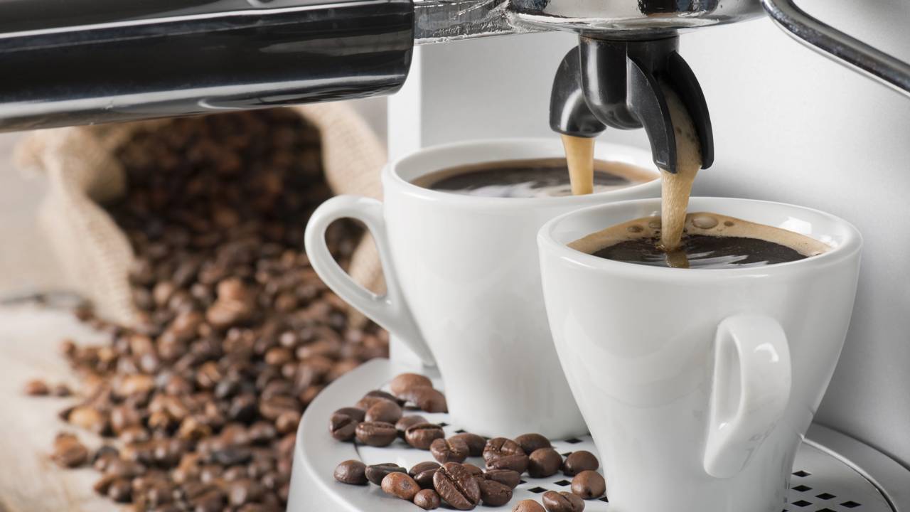 Uma limpeza simples no filtro da cafeteira ajuda a preservar o aroma, evita entupimentos e melhora o café do dia a dia.