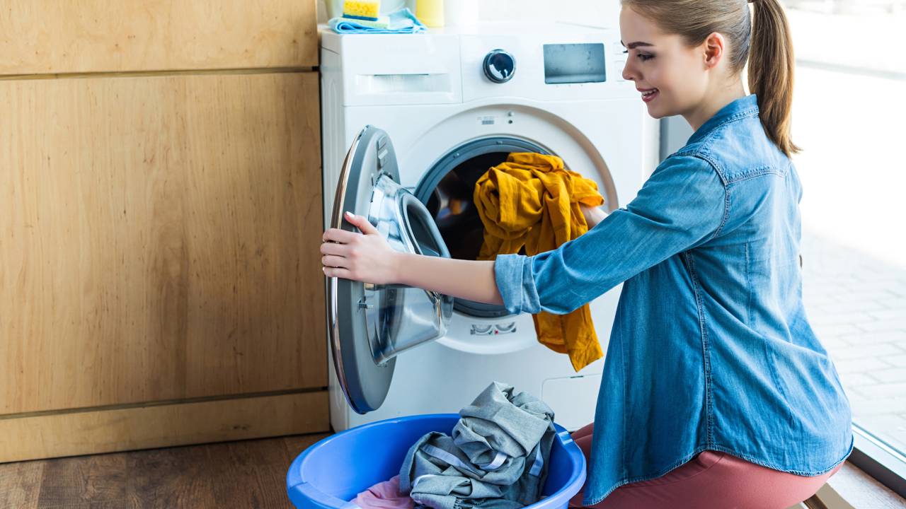 O jeito de lavar, secar e guardar roupas pode mudar totalmente o caimento e o cheiro das peças em casa.