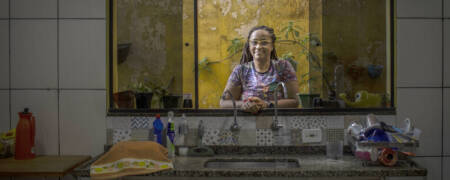 Retrato da escritora Lilia Guerra, que lança um romance importante pela Todavia: “O céu para os bastardos”. A autora foi fotografada em sua casa em Cidade Tiradentes, periferia de São Paulo. (Foto: Bruno Santos/Folhapress)