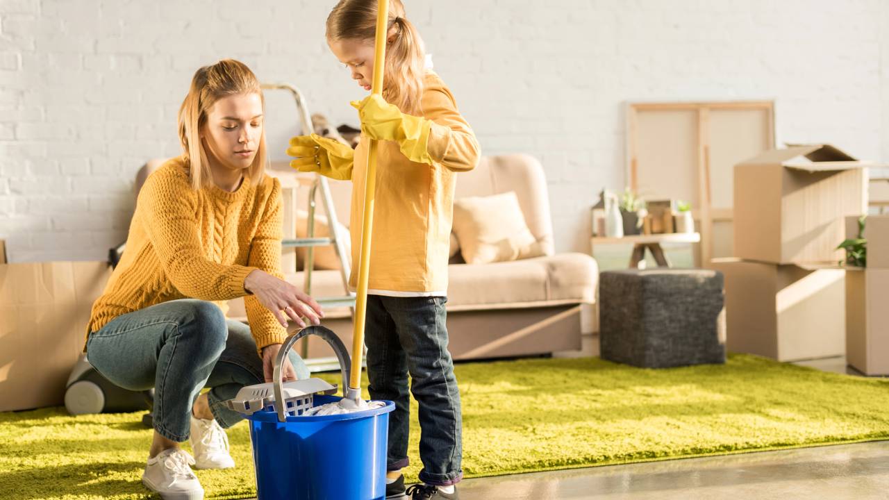 Muitas famílias estão trocando o balde para esfregão por sistemas modernos mais leves, compactos e eficientes.