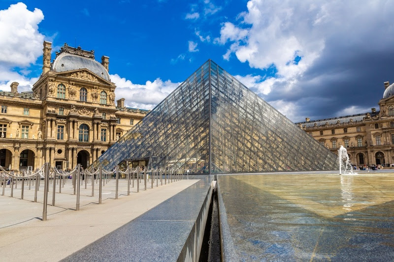 Museu do Louvre geralmente acumula filas na alta temporada