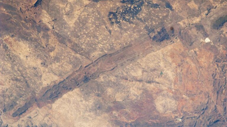 Uma imagem tirada da Estação Espacial Internacional voltou a colocar em destaque uma daquelas estruturas na Terra que parecem discretas em um mapa, mas que do espaço contam uma história enorme.