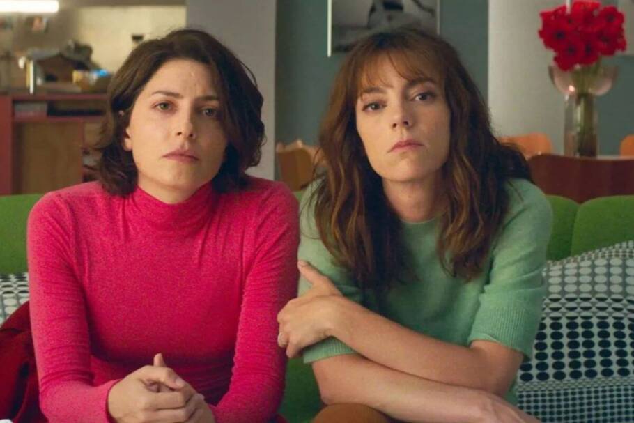 “Natal Amargo” conta a história de uma publicitária que tenta superar o luto e um diretor que enfrenta dificuldade para distinguir entre a realidade e a ficção (Imagem: Reprodução digital | Warner Bros.)