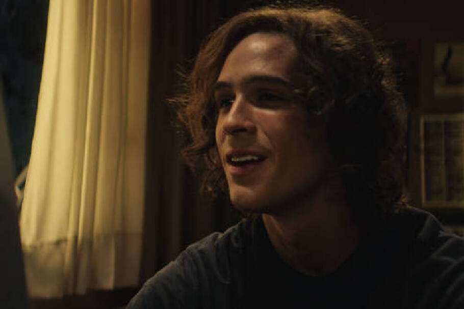 O filme “O Rei da Internet” mostra como a busca por fama, dinheiro e poder no universo digital pode ultrapassar limites perigosos (Imagem: Reprodução digital | Manequim Filmes)