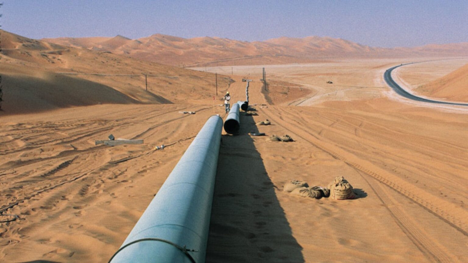 Os Emirados Árabes Unidos aceleraram a construção de um novo gasoduto de petróleo bruto para reduzir sua dependência do Estreito de Ormuz, um dos pontos mais sensíveis no comércio global de energia.