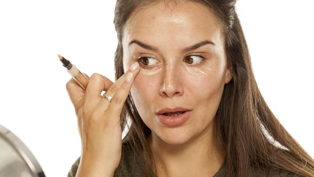 Especialistas apontam cuidados que ajudam a reduzir olheiras e melhorar o aspecto da região dos olhos ao longo do tempo.