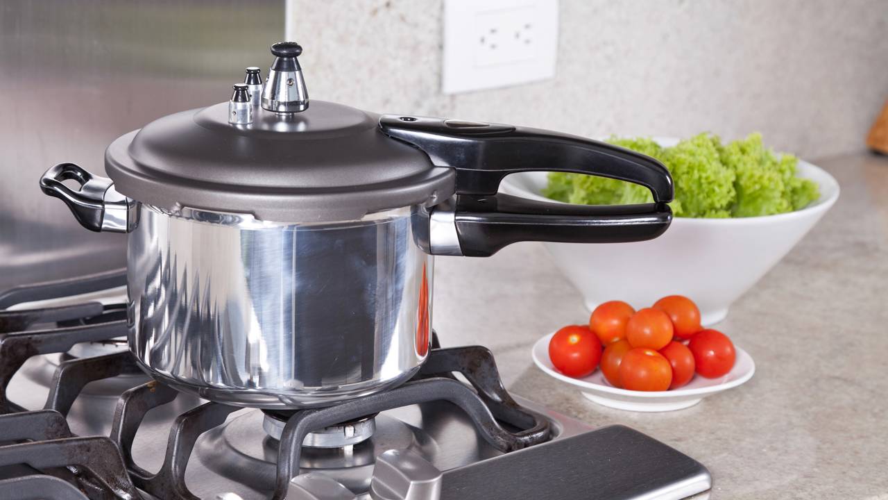 A escolha entre panela elétrica e tradicional pode mudar sua forma de cozinhar e até reduzir o tempo na cozinha.
