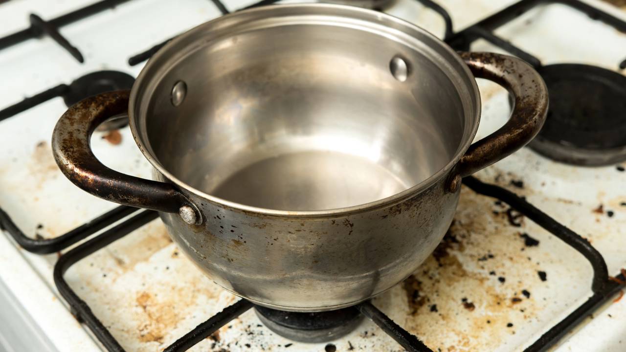 A mistura de água quente, bicarbonato e vinagre facilita a remoção de crostas queimadas sem danificar a panela.