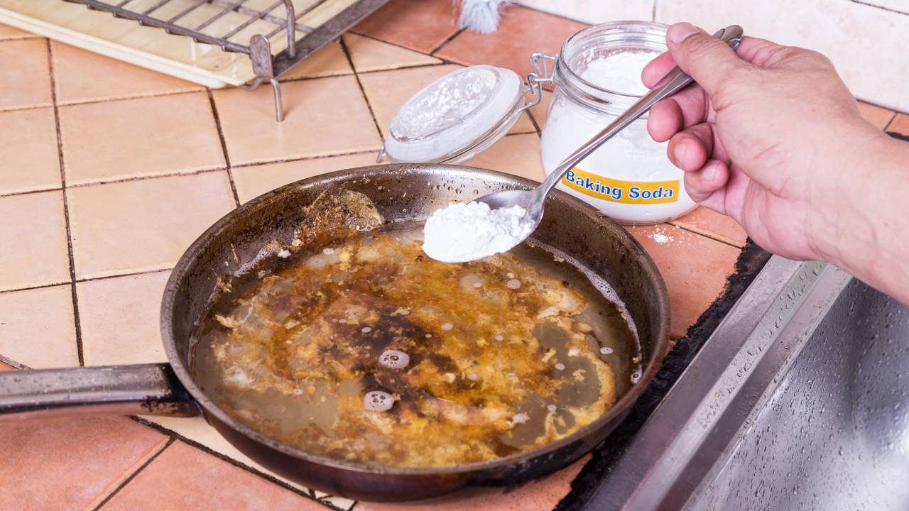 Quem sofre com panela queimada está apostando nessa solução simples para recuperar o utensílio sem arranhar.