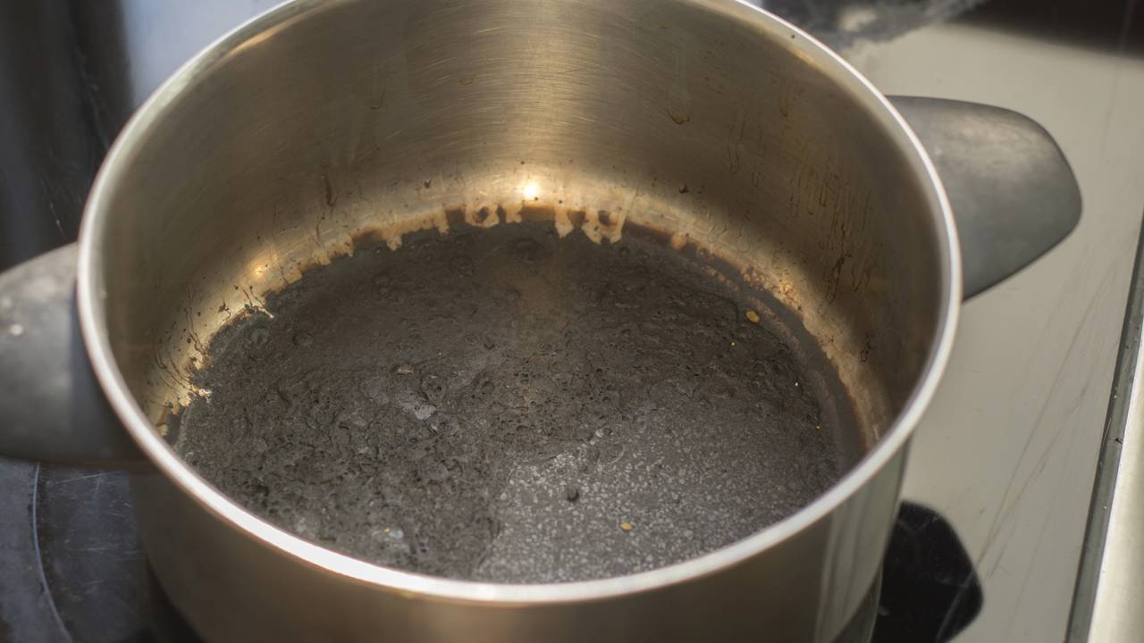 Quem sofre com panela queimada encontrou uma solução prática usando bicarbonato, vinagre e detergente na limpeza.