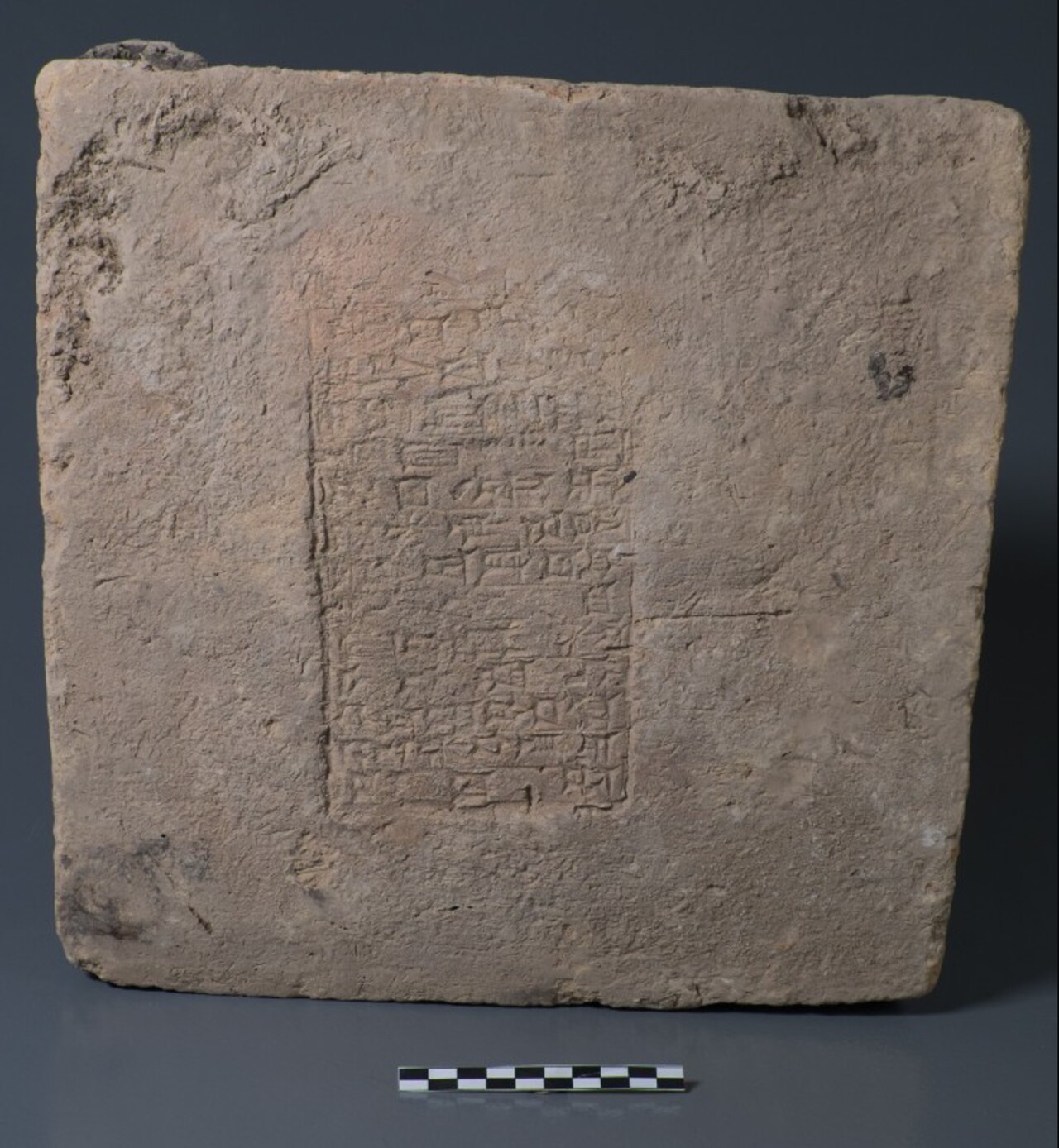 Tijolo B533 do Museu de Slemani. Este tijolo cozido data do reinado de Nabucodonosor II (cerca de 604 a 562 a.C.), com base na interpretação da inscrição. Este objeto foi saqueado de seu contexto original antes de ser adquirido pelo Museu de Slemani e armazenado neste museu com a autorização do governo central.