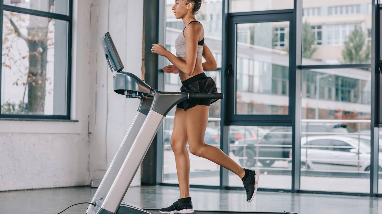 A esteira pode trazer mais resultados com mudanças simples na caminhada e no controle da intensidade do treino.