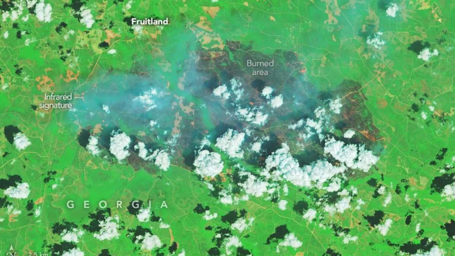 Os incêndios na Pineland Road e na Rodovia 82 queimaram 54.450 acres juntos, uma área de cerca de 85 milhas quadradas, segundo a última atualização da Comissão Florestal da Geórgia de 19 de maio.