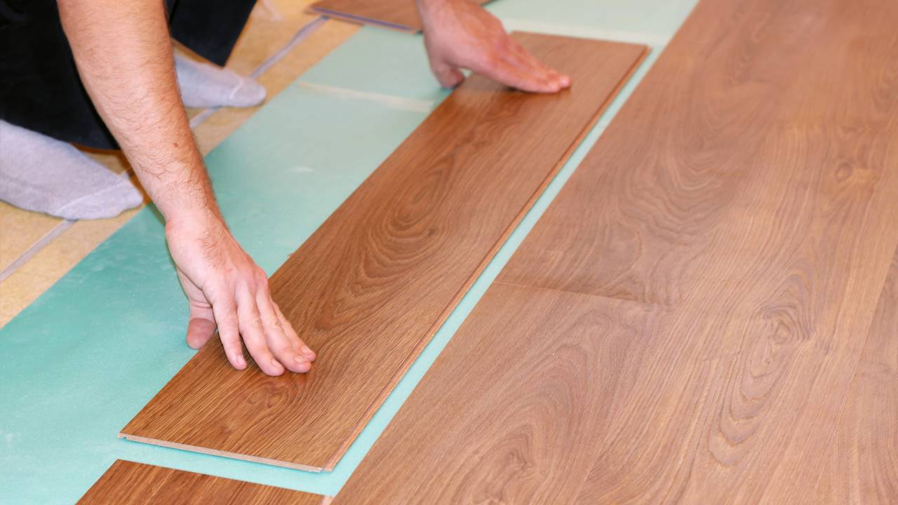 Arquitetos apontam o piso vinílico como uma das principais tendências para quem busca conforto e ambientes integrados.