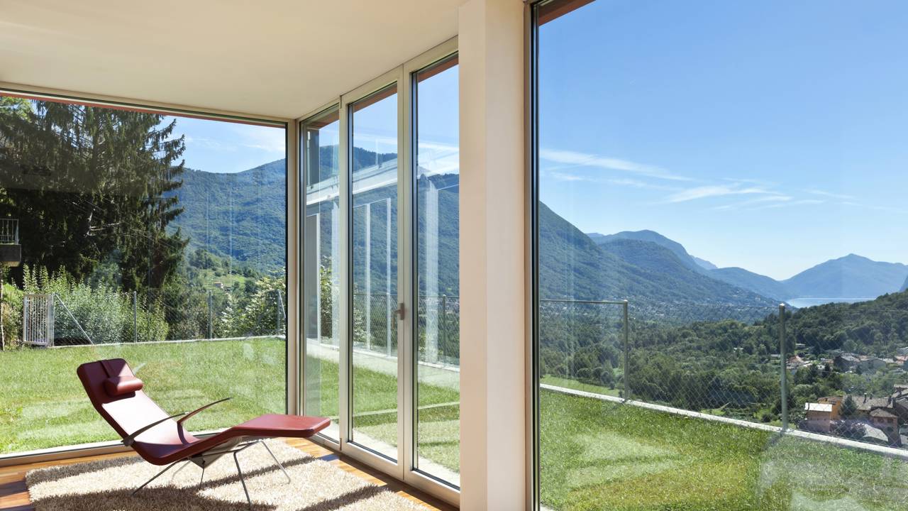 Portas de vidro ajudam a integrar sala, varanda e cozinha sem perder elegância, conforto e praticidade no dia a dia.