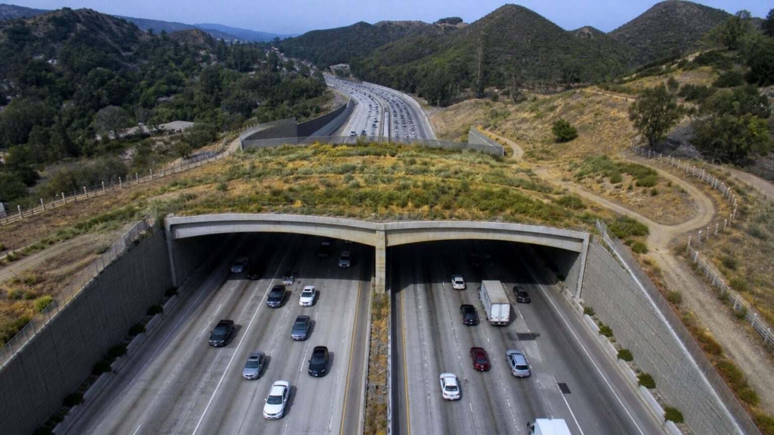 Os motoristas que sofrem o engarrafamento na rodovia 101 em Los Angeles todos os dias vão passar por um novo cenário.