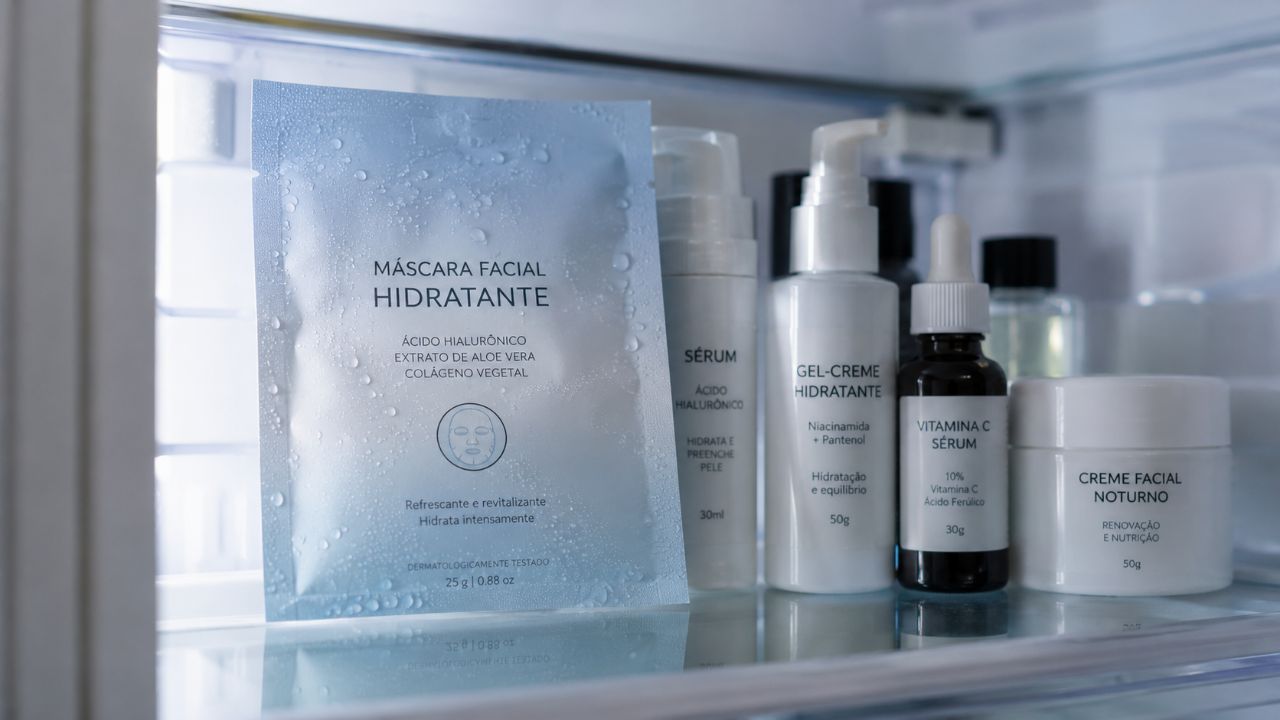 Guardar a máscara facial na geladeira ajuda a desinchar, acalmar e refrescar a pele.
