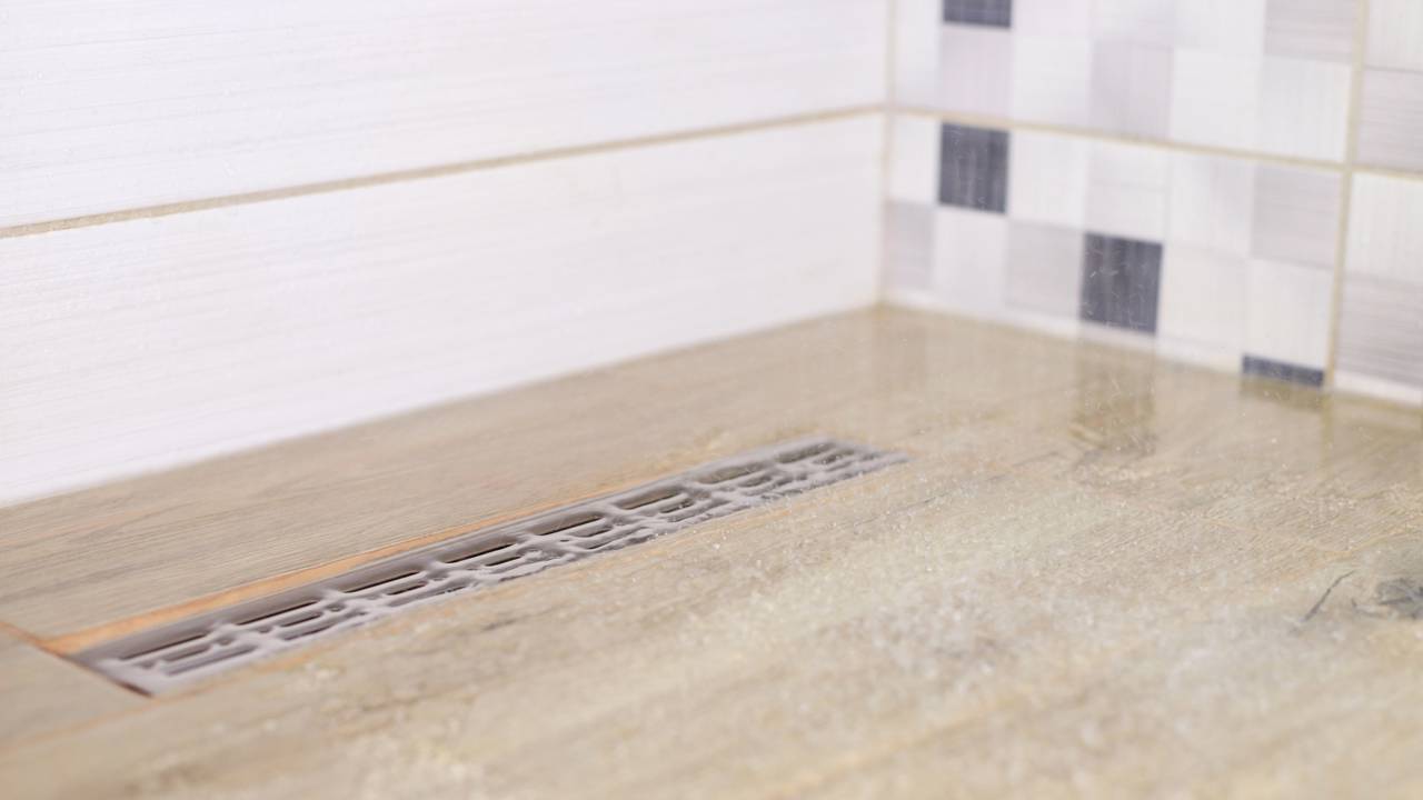 Esse truque simples com bicarbonato pode ajudar na limpeza do ralo e deixar o banheiro com sensação maior de frescor.