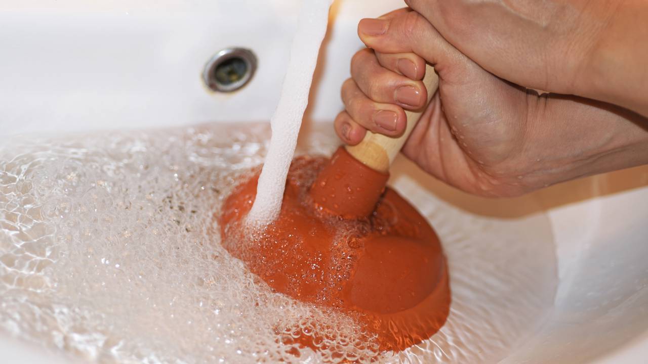O ralo entupido e o cheiro ruim podem acabar com um método simples. Saiba como usar ingredientes comuns para limpar a tubulação.