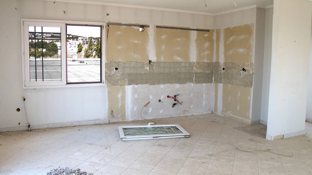 Pisos, banheiros e circulação podem fazer toda diferença no futuro. Entenda como planejar uma casa segura e funcional.