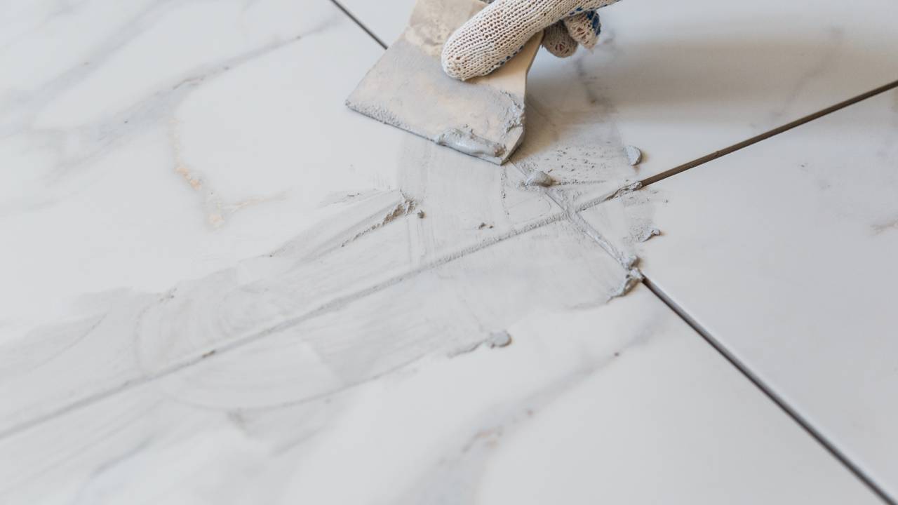 Produtos específicos e cuidados simples podem facilitar a limpeza do rejunte seco sem comprometer brilho e textura do piso.